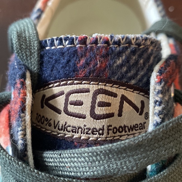 Keen Women’s Elsa wool fleece Sneaker size 9. Like new. Worn once. - Picture 4 of 10